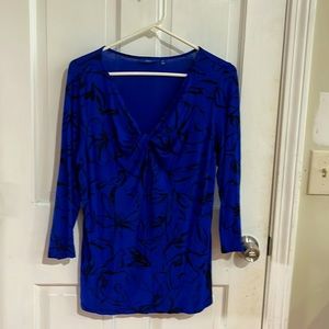 Stylish shirt with 3/4 sleeves, great with black bottoms! Great condition